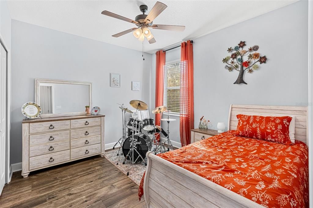 合同活跃: $570,000 (4 贝兹, 3 浴室, 2438 平方英尺)