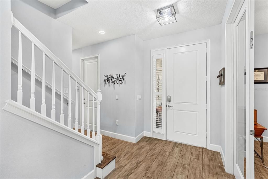 合同活跃: $570,000 (4 贝兹, 3 浴室, 2438 平方英尺)