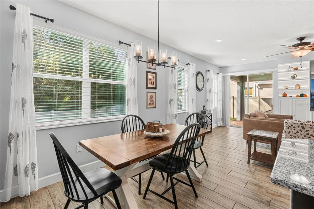 合同活跃: $570,000 (4 贝兹, 3 浴室, 2438 平方英尺)