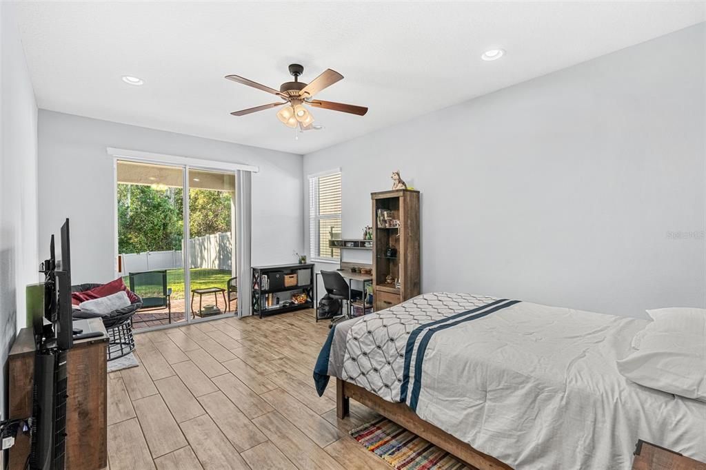 合同活跃: $570,000 (4 贝兹, 3 浴室, 2438 平方英尺)