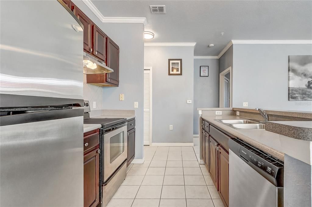 For Sale: $174,000 (1 beds, 1 baths, 707 Square Feet)
