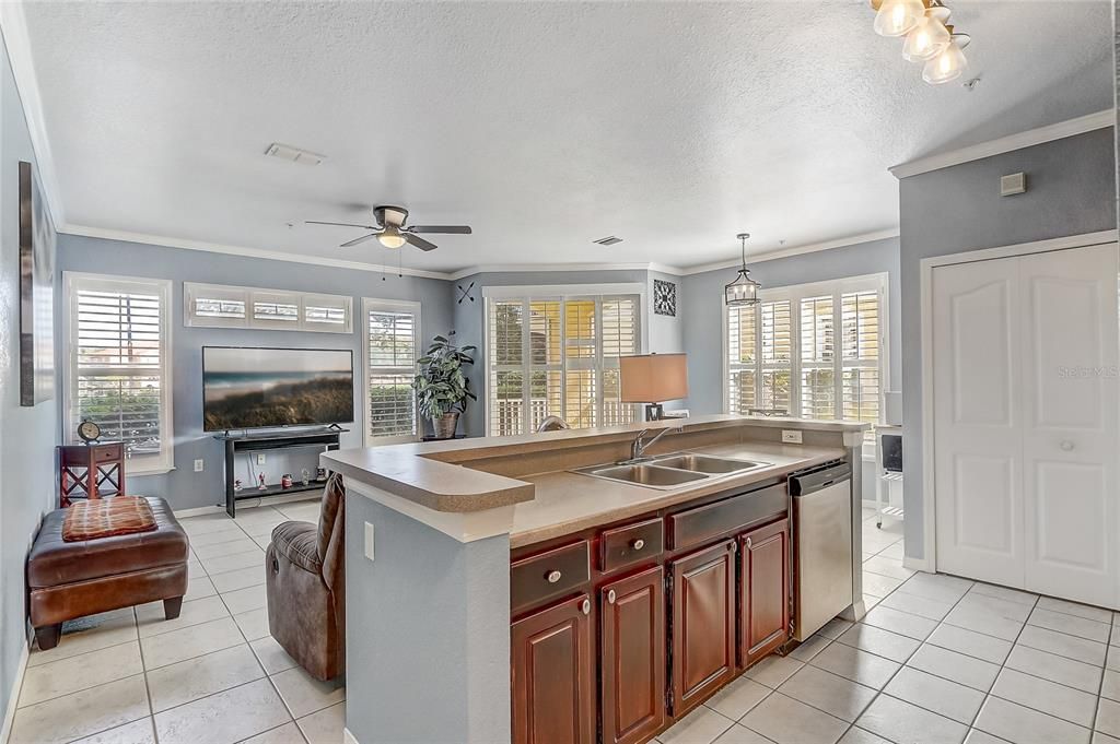 For Sale: $174,000 (1 beds, 1 baths, 707 Square Feet)