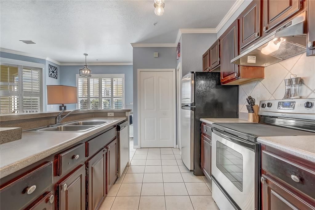 For Sale: $174,000 (1 beds, 1 baths, 707 Square Feet)