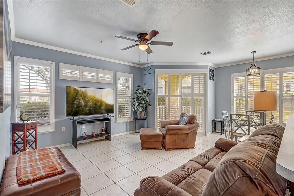 For Sale: $174,000 (1 beds, 1 baths, 707 Square Feet)