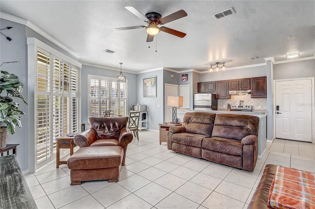 For Sale: $174,000 (1 beds, 1 baths, 707 Square Feet)