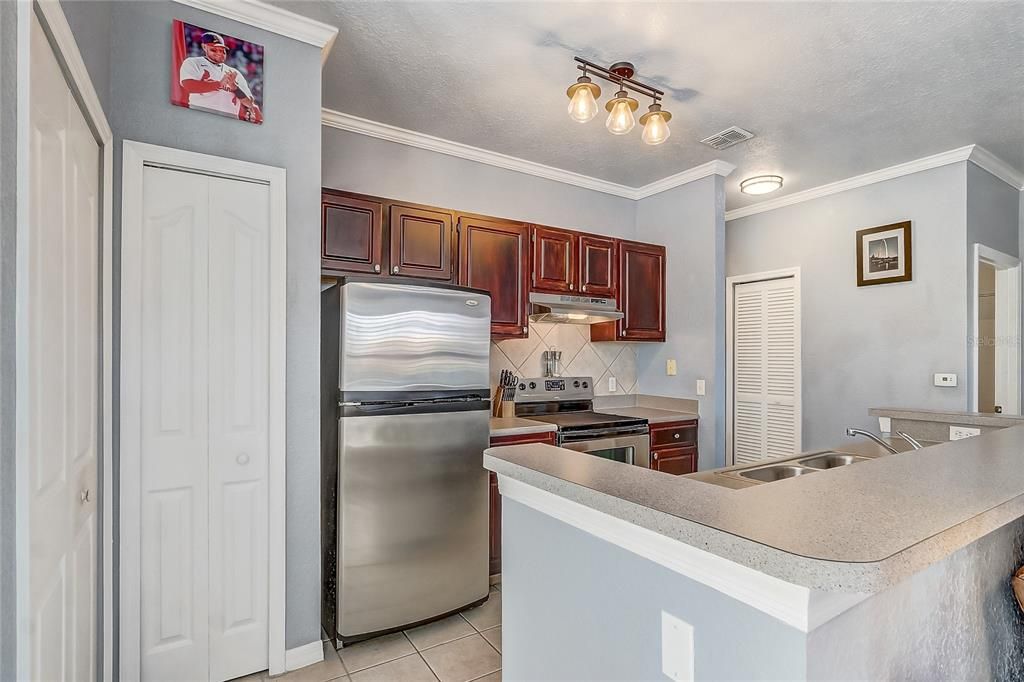 For Sale: $174,000 (1 beds, 1 baths, 707 Square Feet)