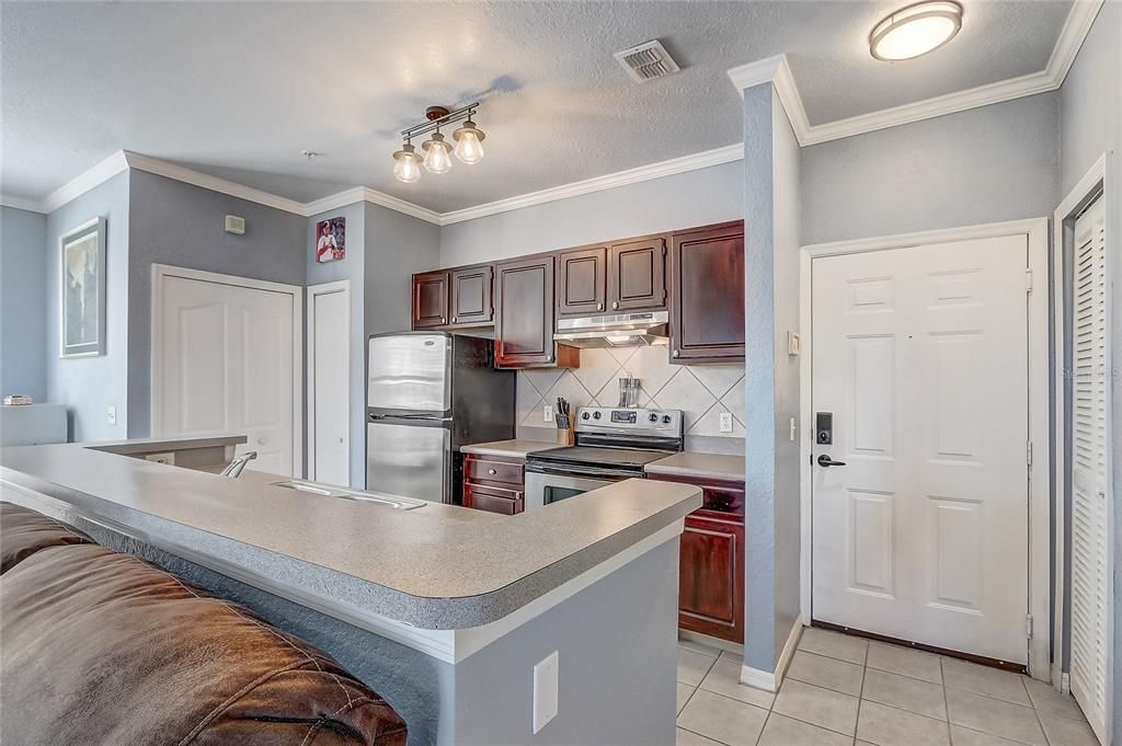 For Sale: $174,000 (1 beds, 1 baths, 707 Square Feet)