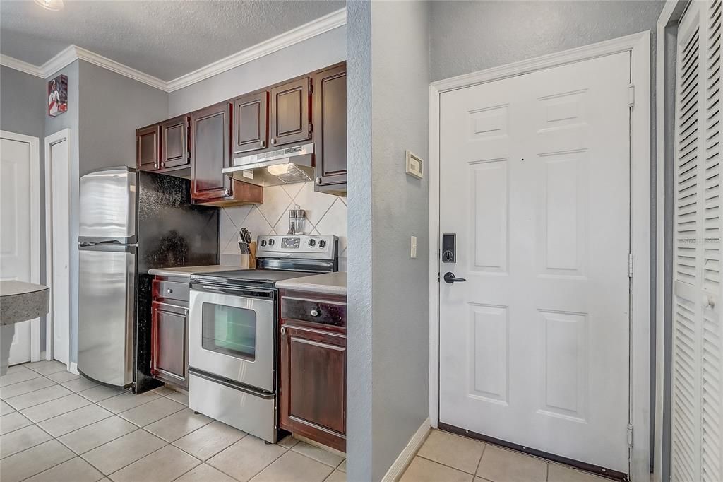 For Sale: $174,000 (1 beds, 1 baths, 707 Square Feet)