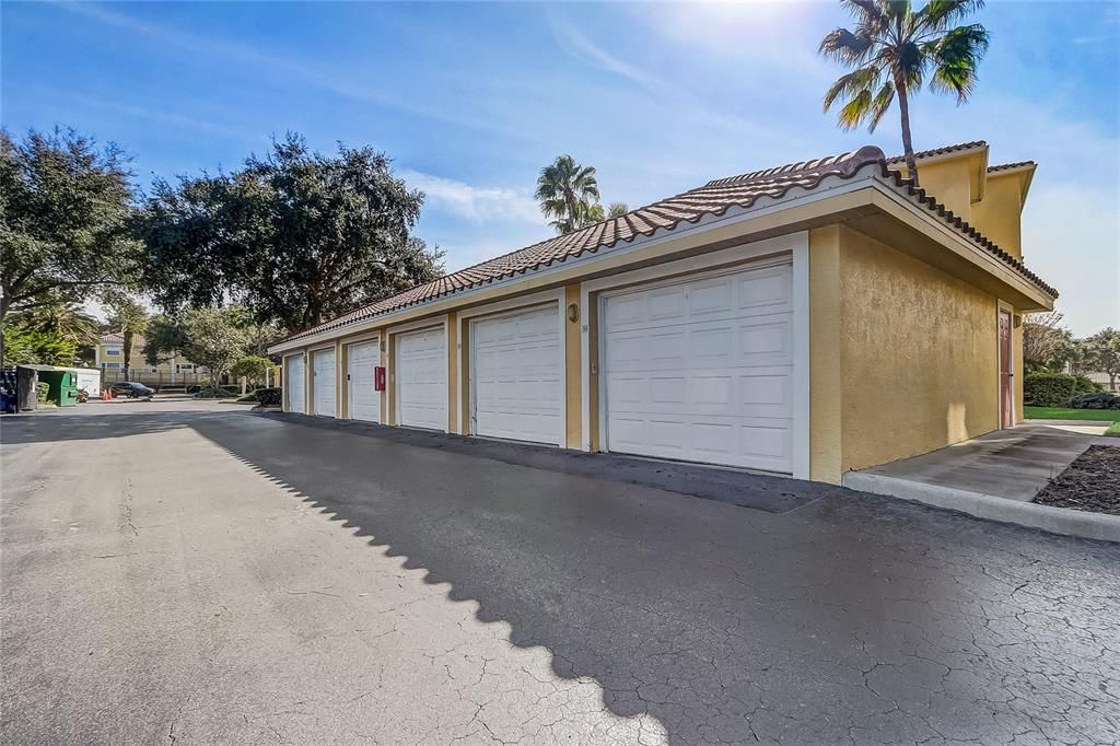 For Sale: $174,000 (1 beds, 1 baths, 707 Square Feet)