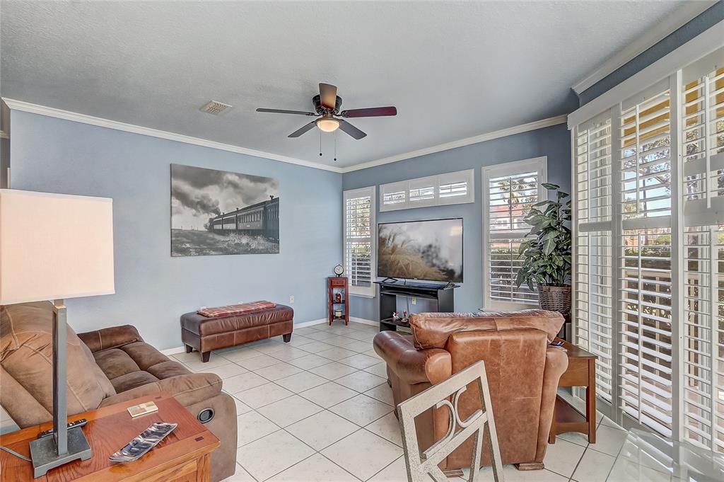 For Sale: $174,000 (1 beds, 1 baths, 707 Square Feet)