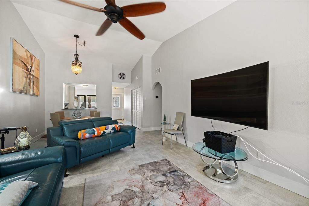 待售: $339,900 (2 贝兹, 2 浴室, 1129 平方英尺)