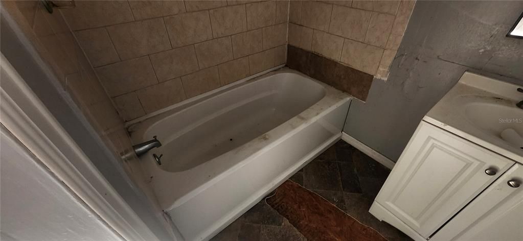 待售: $160,000 (6 贝兹, 3 浴室, 1782 平方英尺)