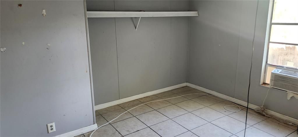 待售: $160,000 (6 贝兹, 3 浴室, 1782 平方英尺)