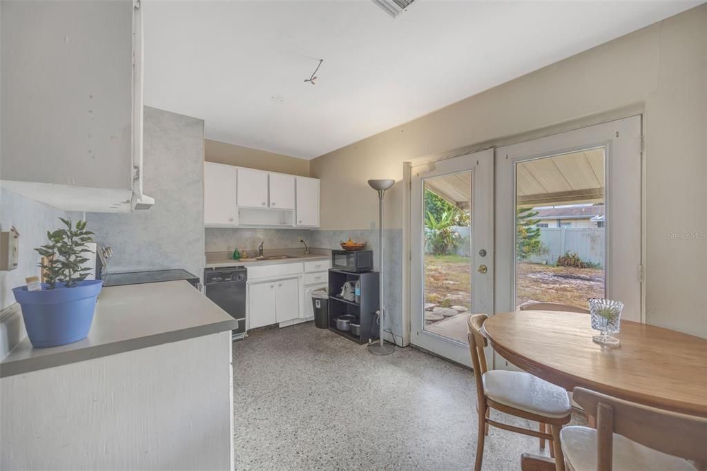 Active With Contract: $220,000 (2 beds, 1 baths, 848 Square Feet)