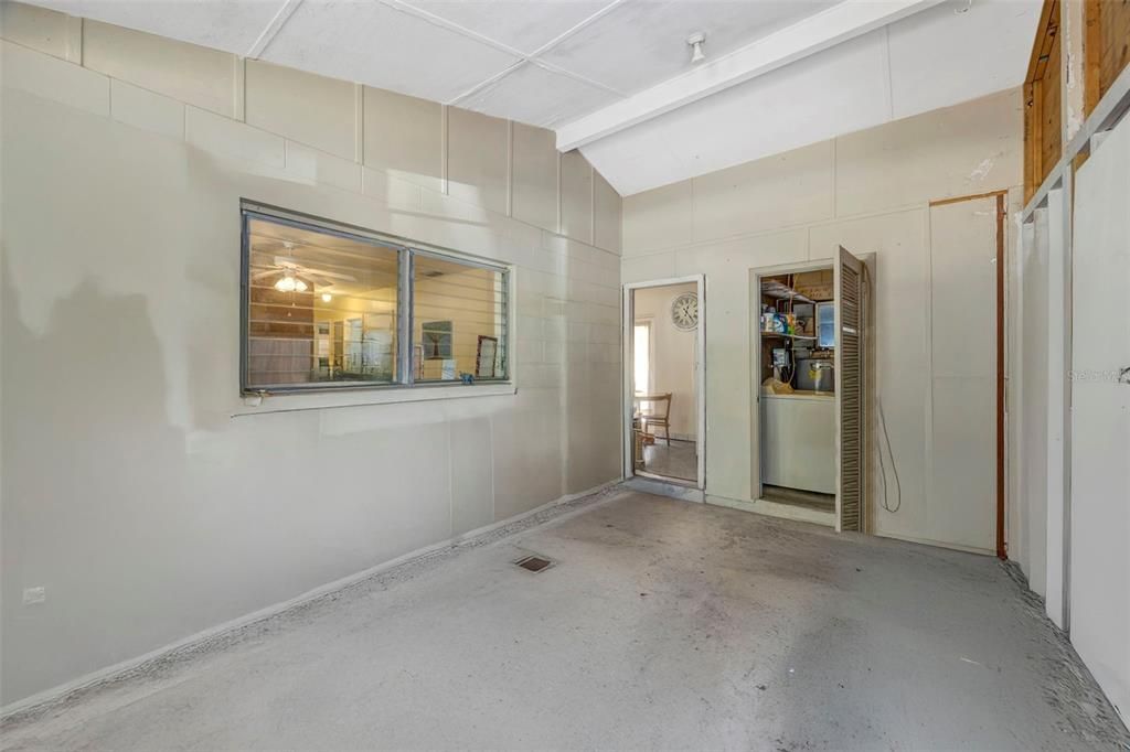 Active With Contract: $220,000 (2 beds, 1 baths, 848 Square Feet)