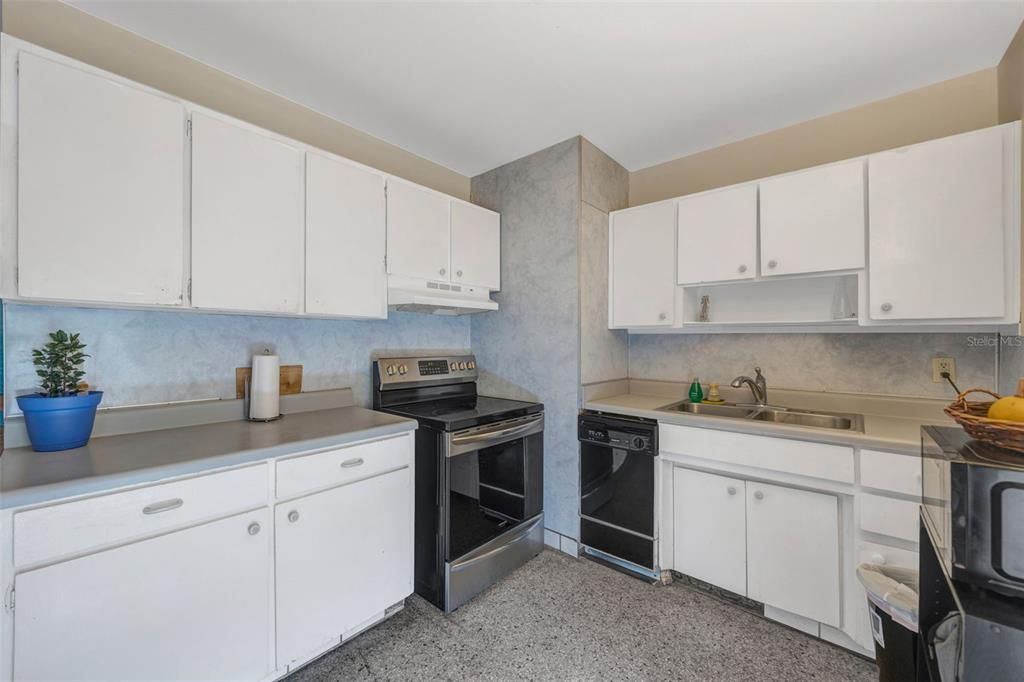 Active With Contract: $220,000 (2 beds, 1 baths, 848 Square Feet)