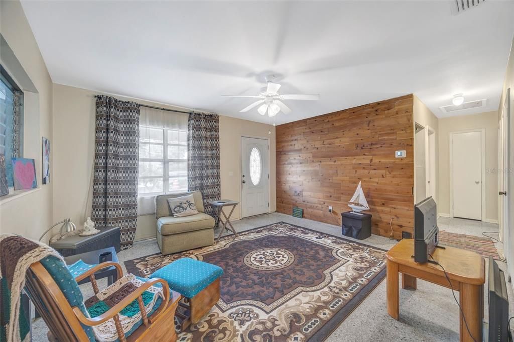 Active With Contract: $220,000 (2 beds, 1 baths, 848 Square Feet)