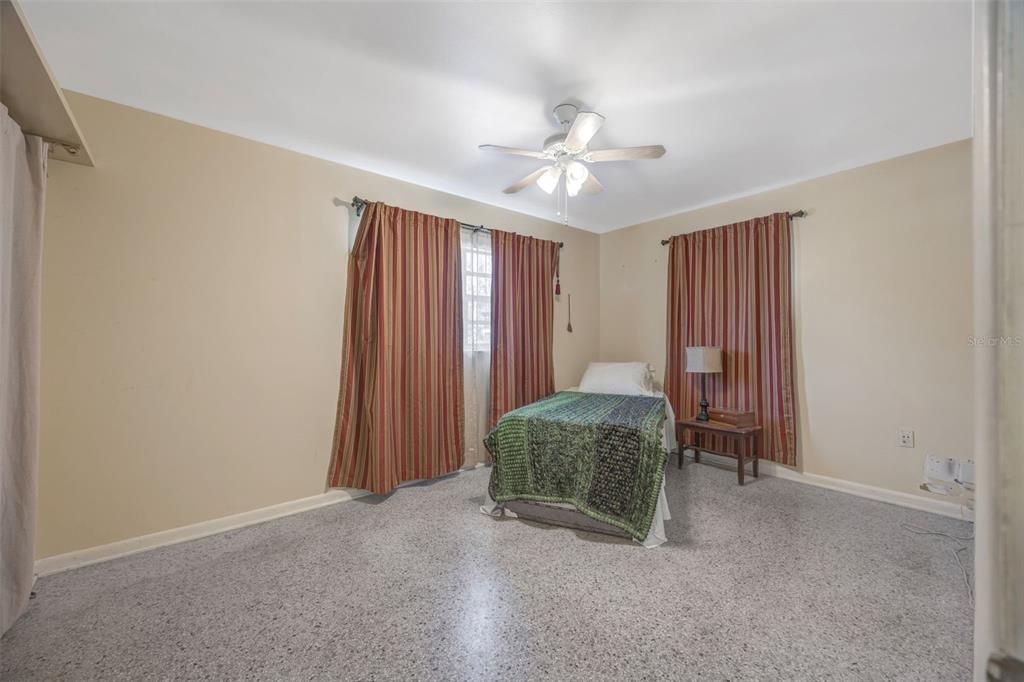 Active With Contract: $220,000 (2 beds, 1 baths, 848 Square Feet)