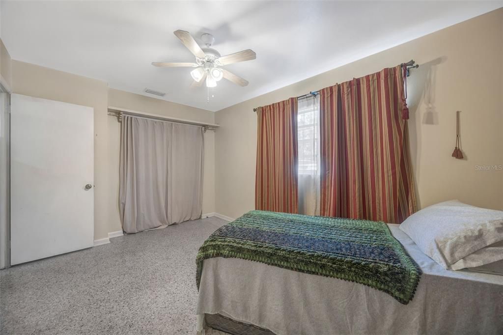 Active With Contract: $220,000 (2 beds, 1 baths, 848 Square Feet)