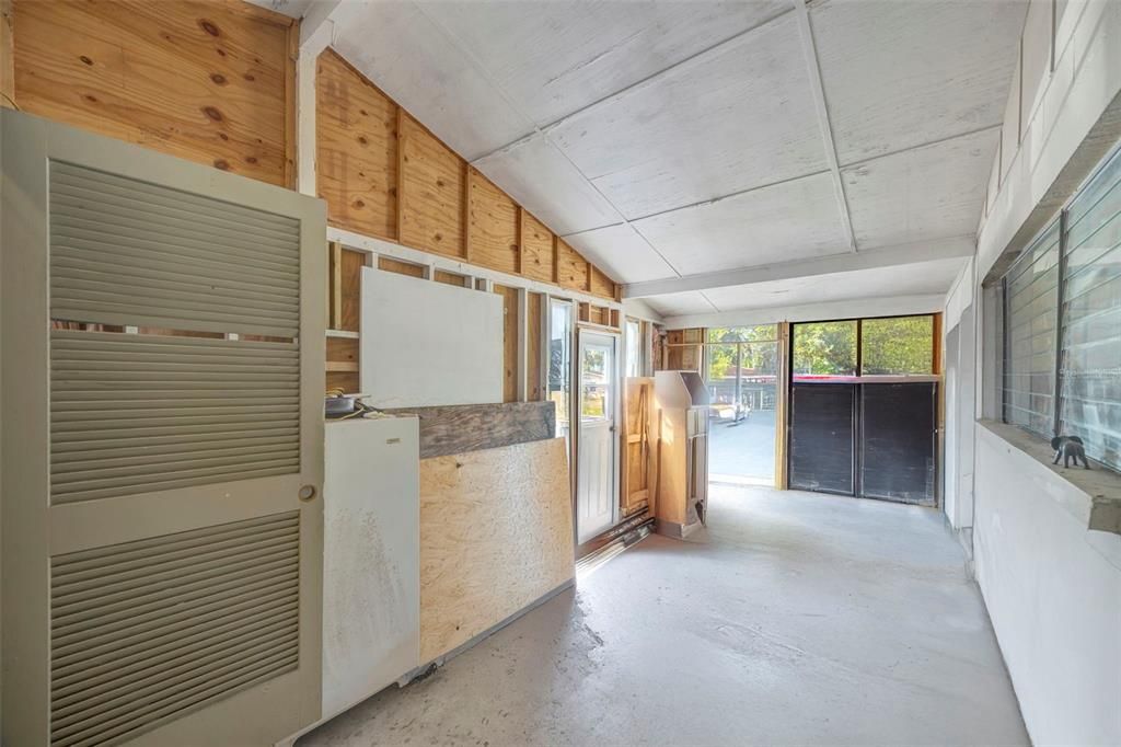 Active With Contract: $220,000 (2 beds, 1 baths, 848 Square Feet)