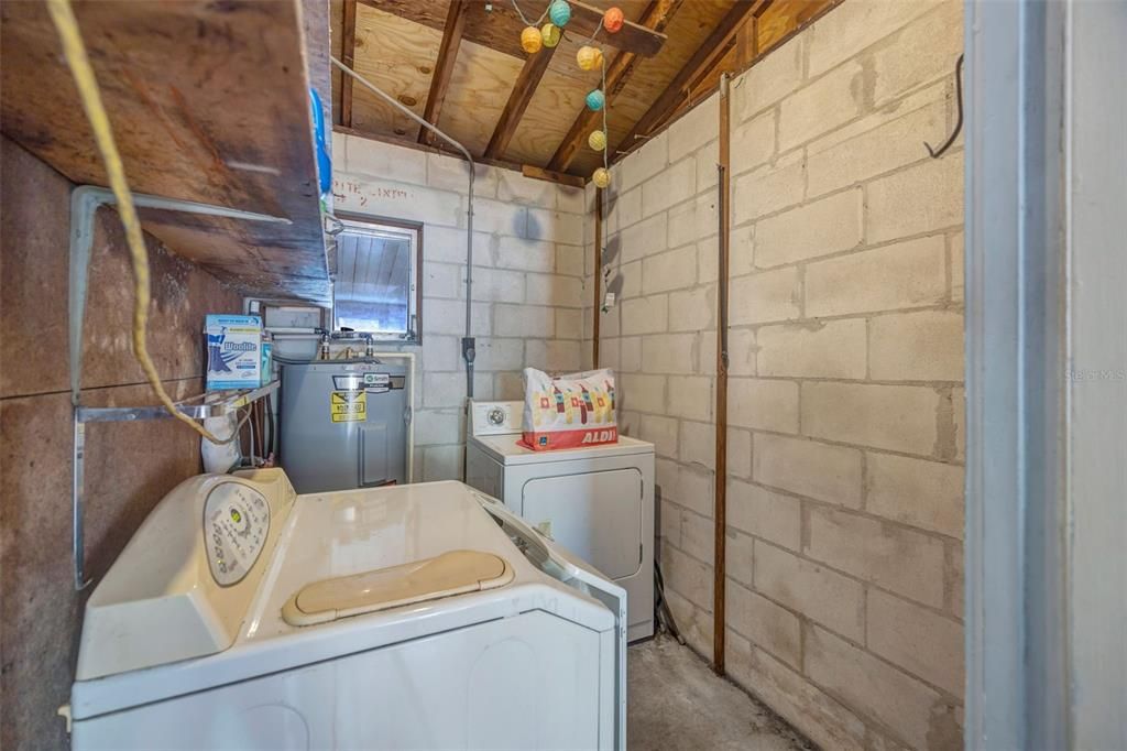 Active With Contract: $220,000 (2 beds, 1 baths, 848 Square Feet)