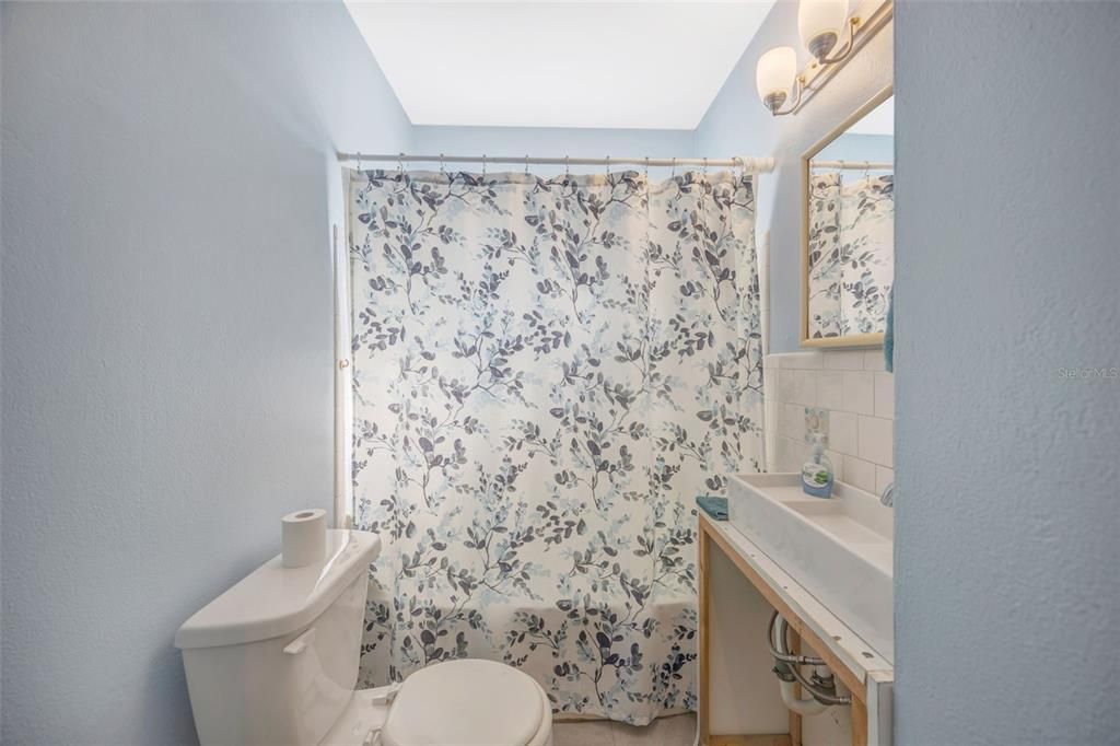 Active With Contract: $220,000 (2 beds, 1 baths, 848 Square Feet)