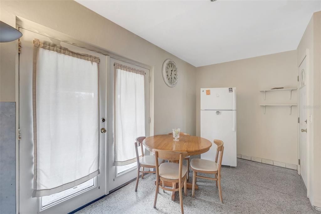 Active With Contract: $220,000 (2 beds, 1 baths, 848 Square Feet)