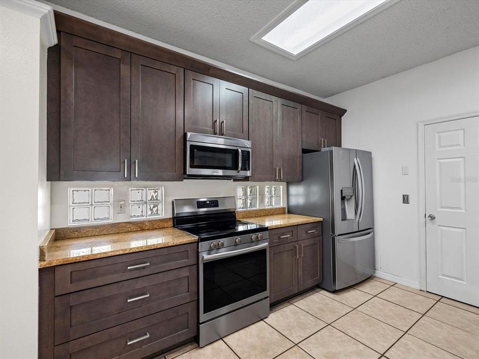 待售: $515,000 (4 贝兹, 2 浴室, 2100 平方英尺)