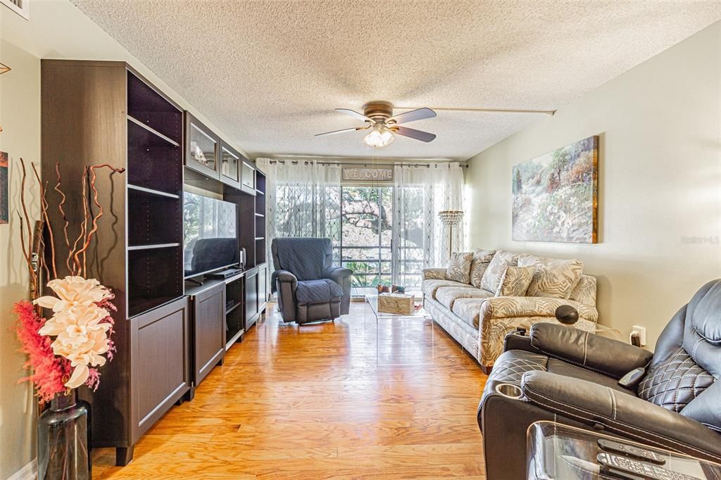 На продажу: $245,000 (2 спален, 2 ванн, 875 Квадратных фут)