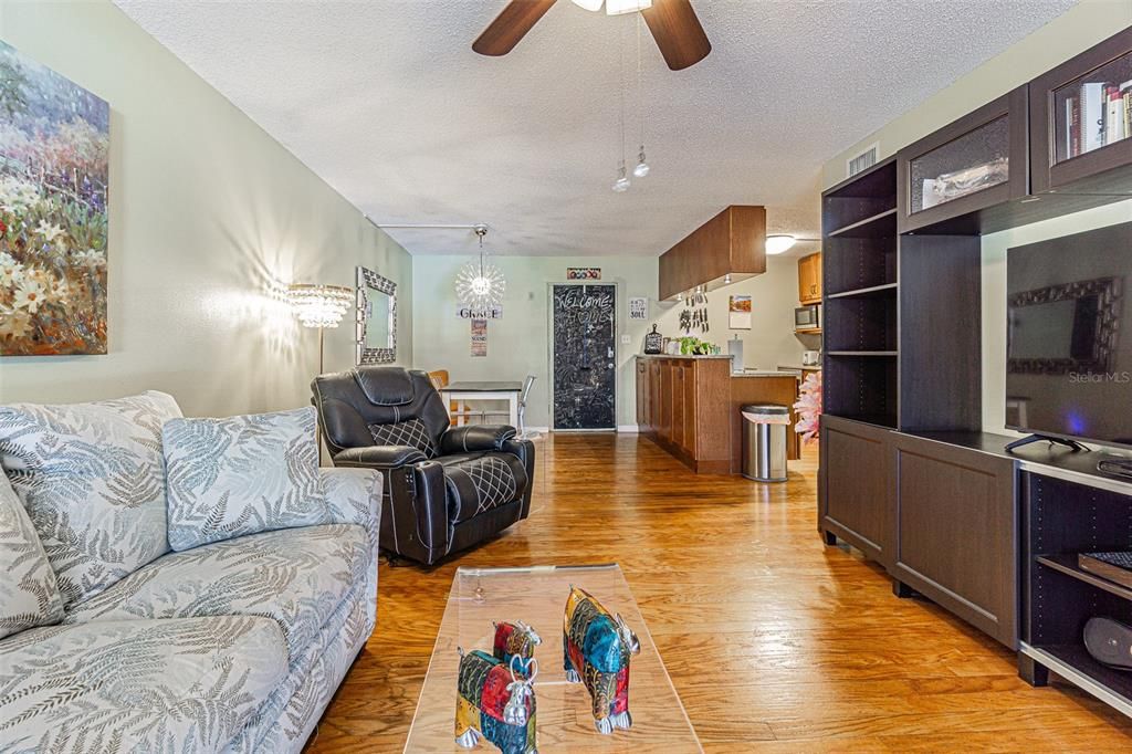 На продажу: $245,000 (2 спален, 2 ванн, 875 Квадратных фут)