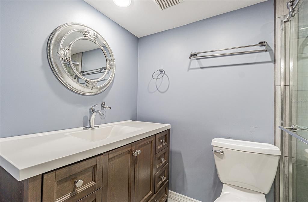 На продажу: $245,000 (2 спален, 2 ванн, 875 Квадратных фут)