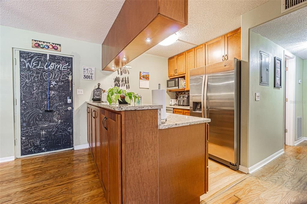 На продажу: $245,000 (2 спален, 2 ванн, 875 Квадратных фут)