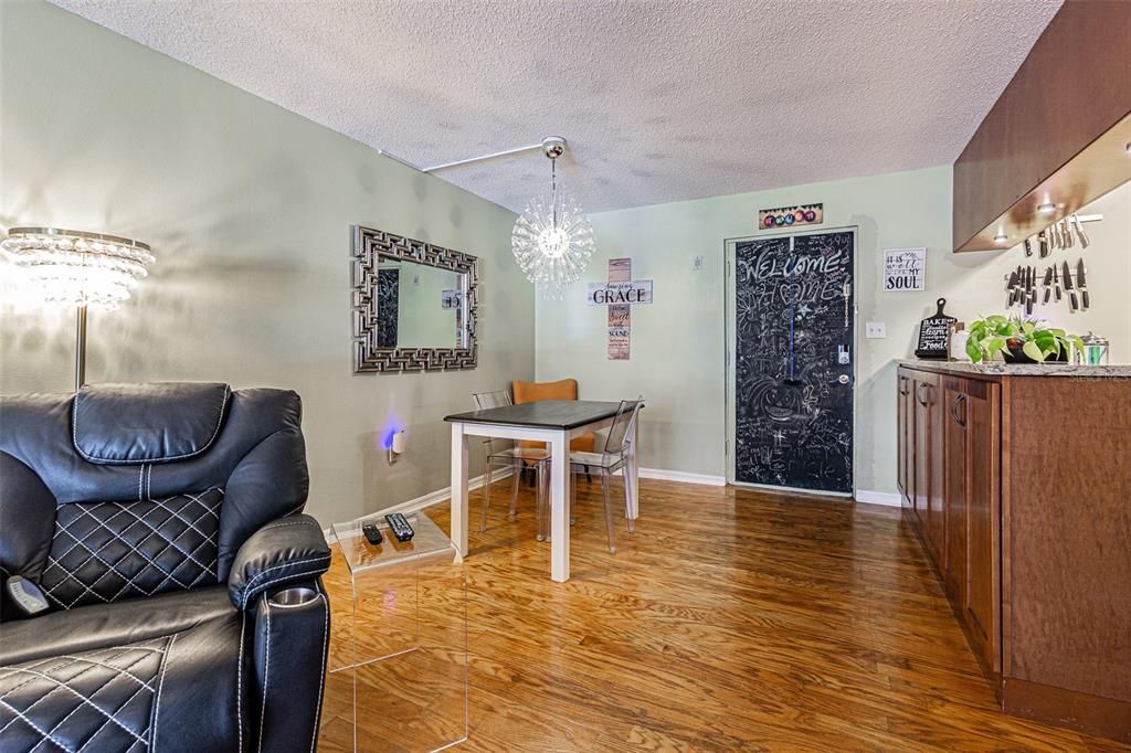 На продажу: $245,000 (2 спален, 2 ванн, 875 Квадратных фут)