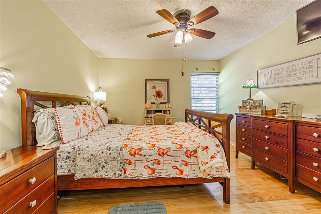 На продажу: $245,000 (2 спален, 2 ванн, 875 Квадратных фут)