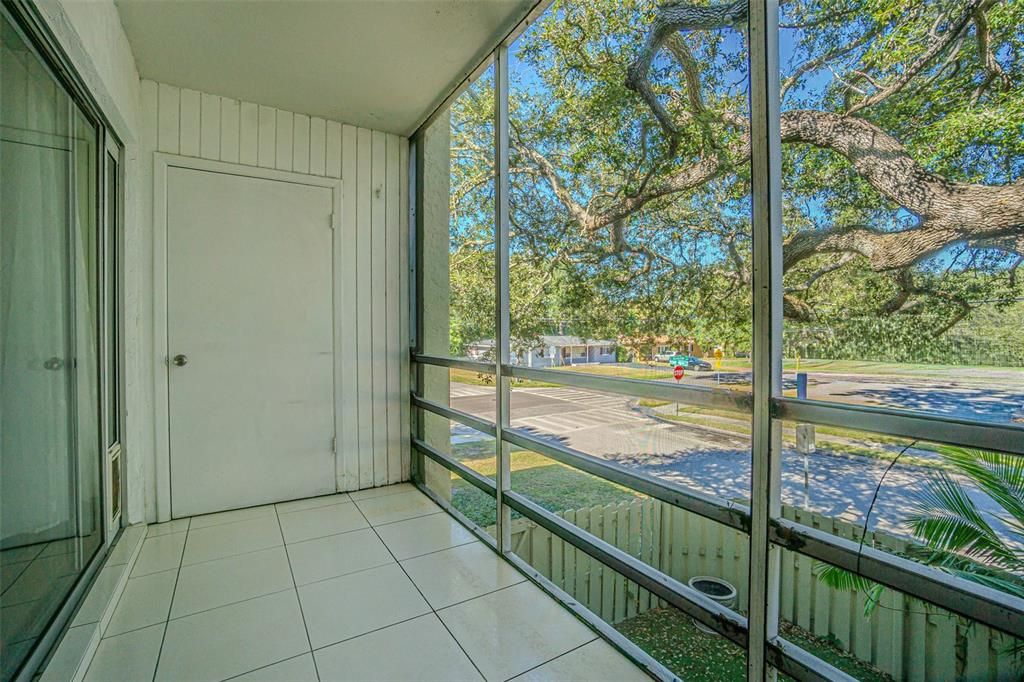 На продажу: $245,000 (2 спален, 2 ванн, 875 Квадратных фут)