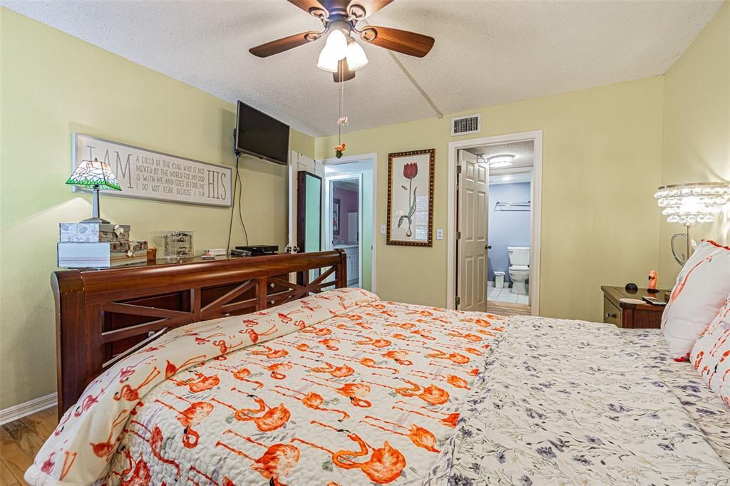 На продажу: $245,000 (2 спален, 2 ванн, 875 Квадратных фут)