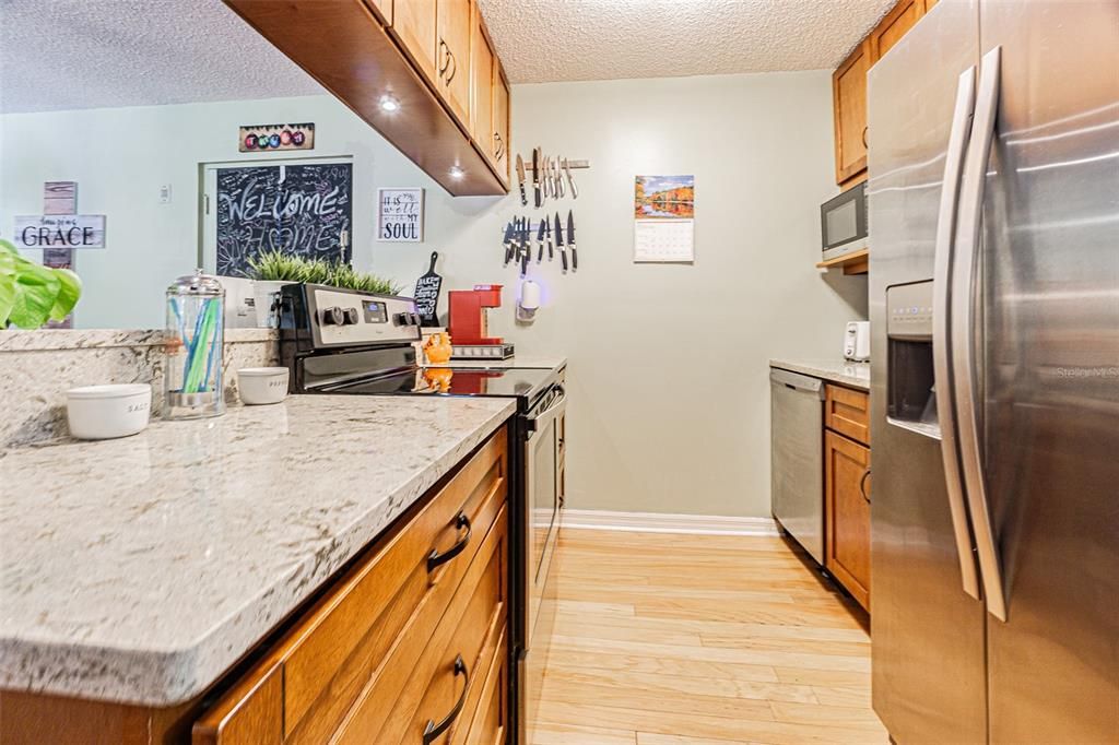 На продажу: $245,000 (2 спален, 2 ванн, 875 Квадратных фут)