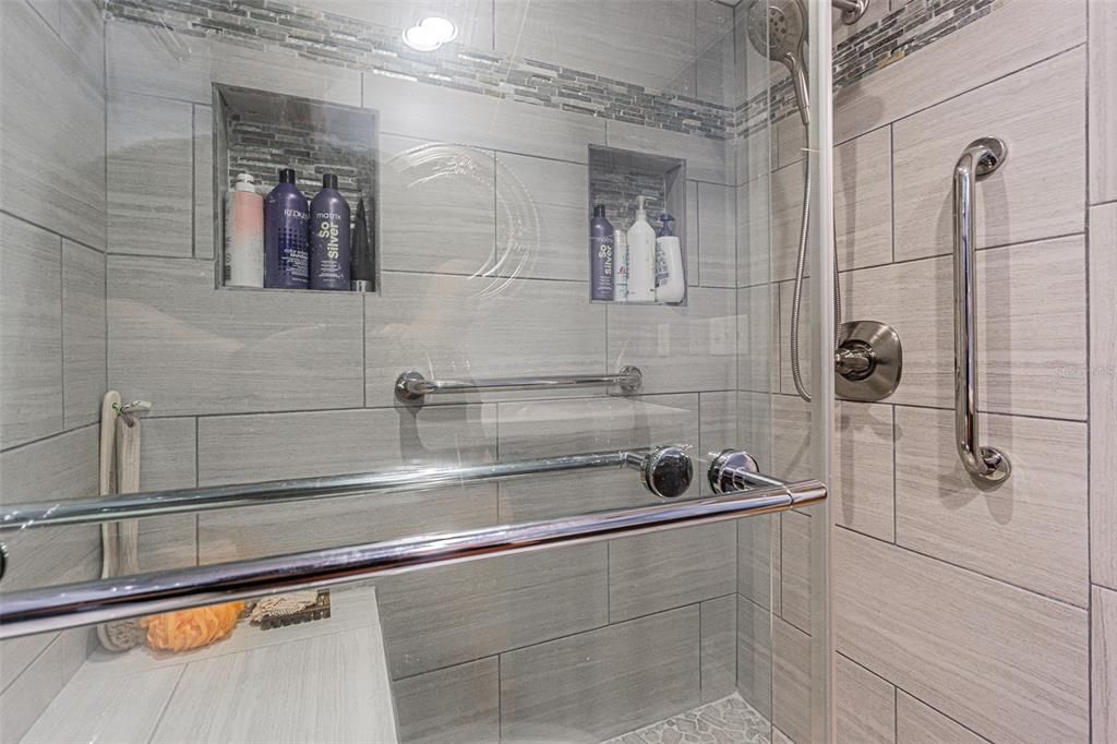 На продажу: $245,000 (2 спален, 2 ванн, 875 Квадратных фут)