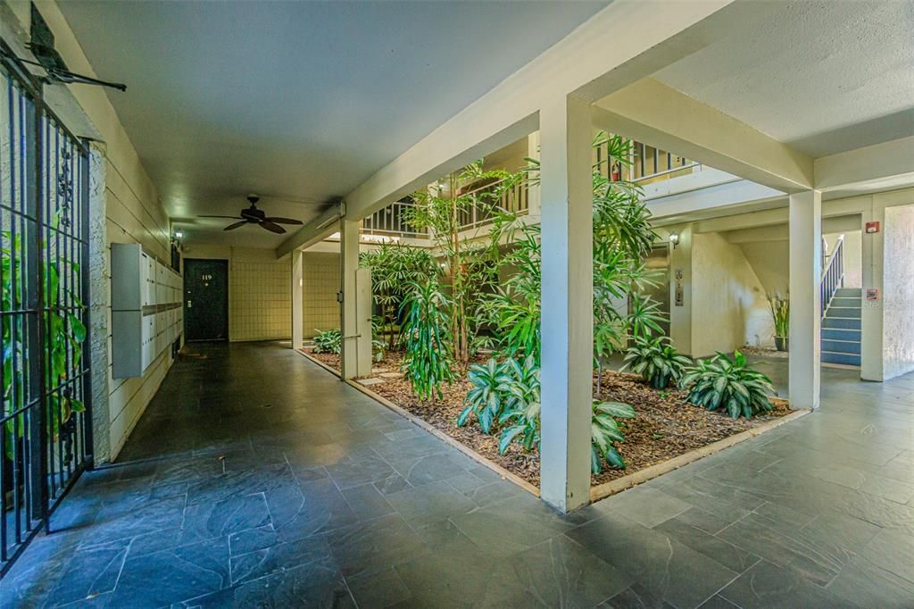 На продажу: $245,000 (2 спален, 2 ванн, 875 Квадратных фут)