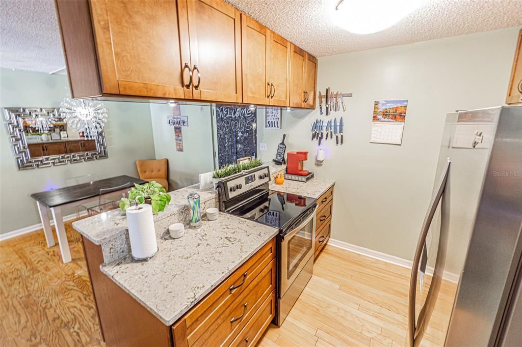 На продажу: $245,000 (2 спален, 2 ванн, 875 Квадратных фут)