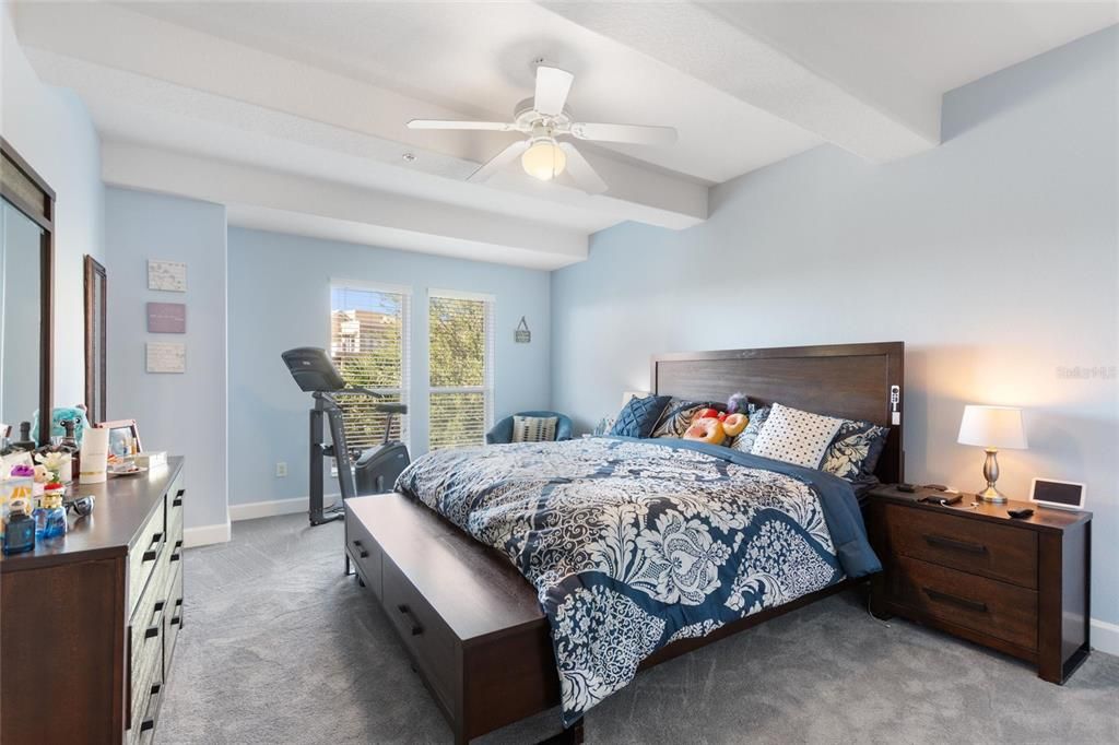 Activo con contrato: $425,000 (3 camas, 2 baños, 2085 Pies cuadrados)