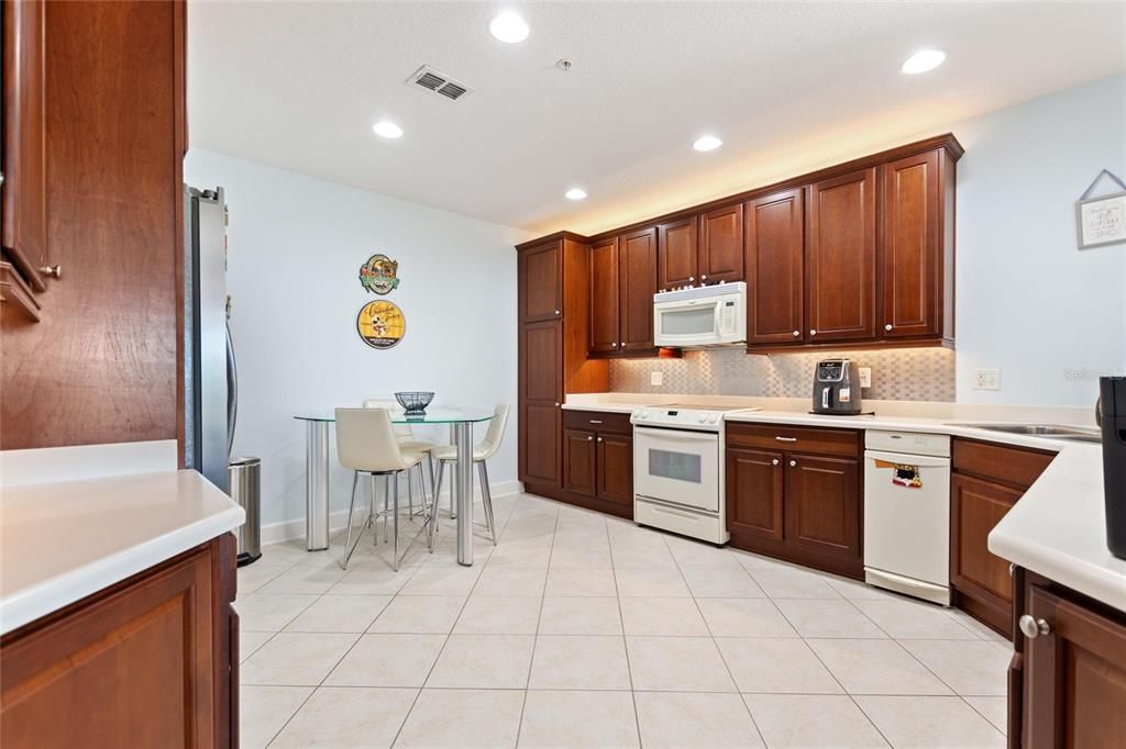 Activo con contrato: $425,000 (3 camas, 2 baños, 2085 Pies cuadrados)