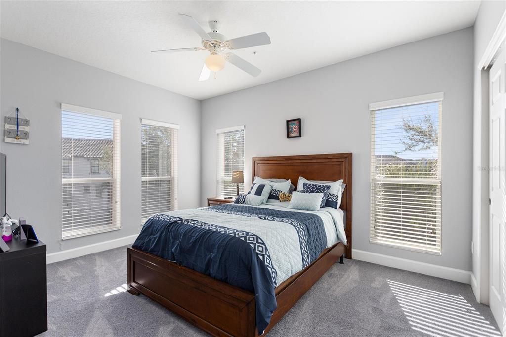 Activo con contrato: $425,000 (3 camas, 2 baños, 2085 Pies cuadrados)