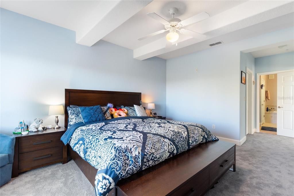 Activo con contrato: $425,000 (3 camas, 2 baños, 2085 Pies cuadrados)