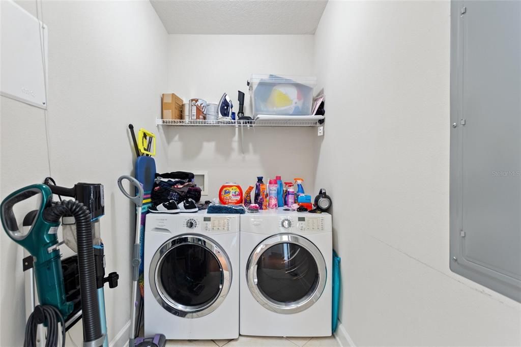 Activo con contrato: $425,000 (3 camas, 2 baños, 2085 Pies cuadrados)