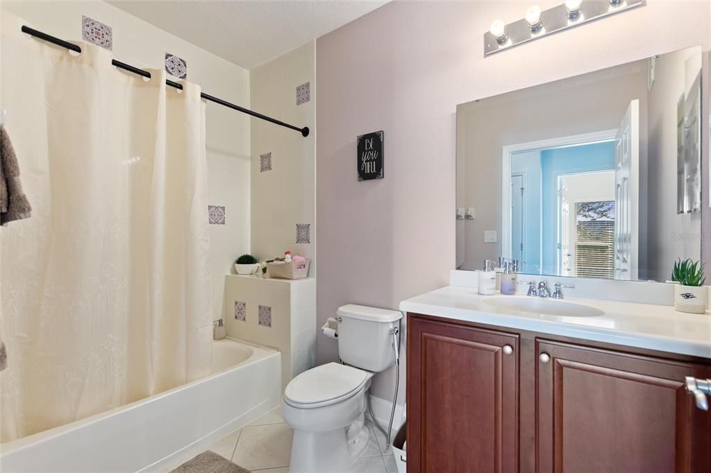 Activo con contrato: $425,000 (3 camas, 2 baños, 2085 Pies cuadrados)