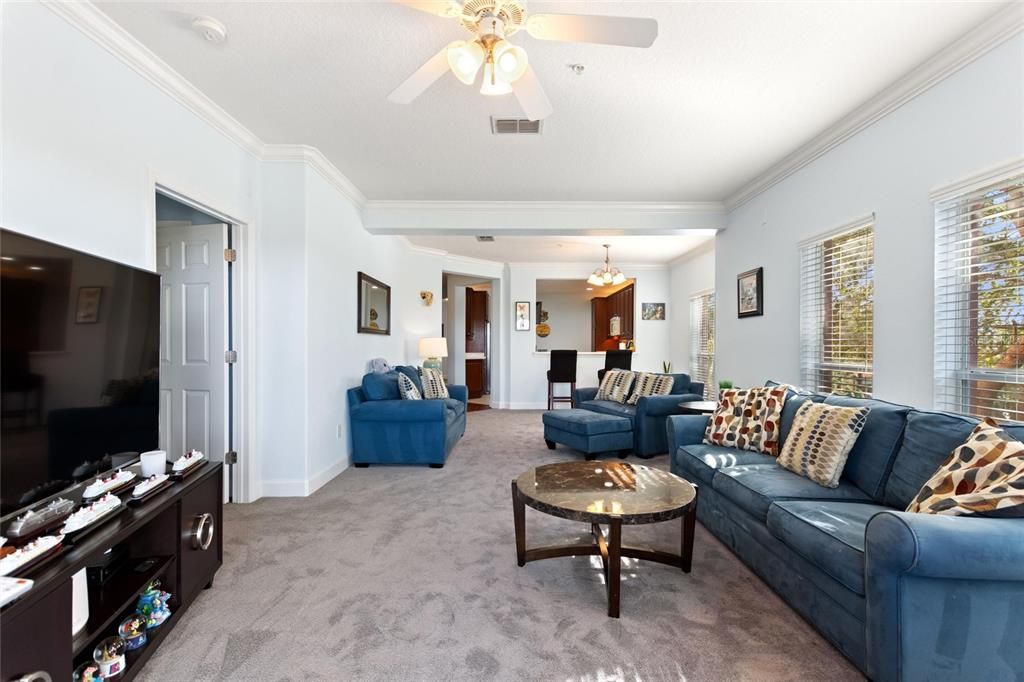 Activo con contrato: $425,000 (3 camas, 2 baños, 2085 Pies cuadrados)