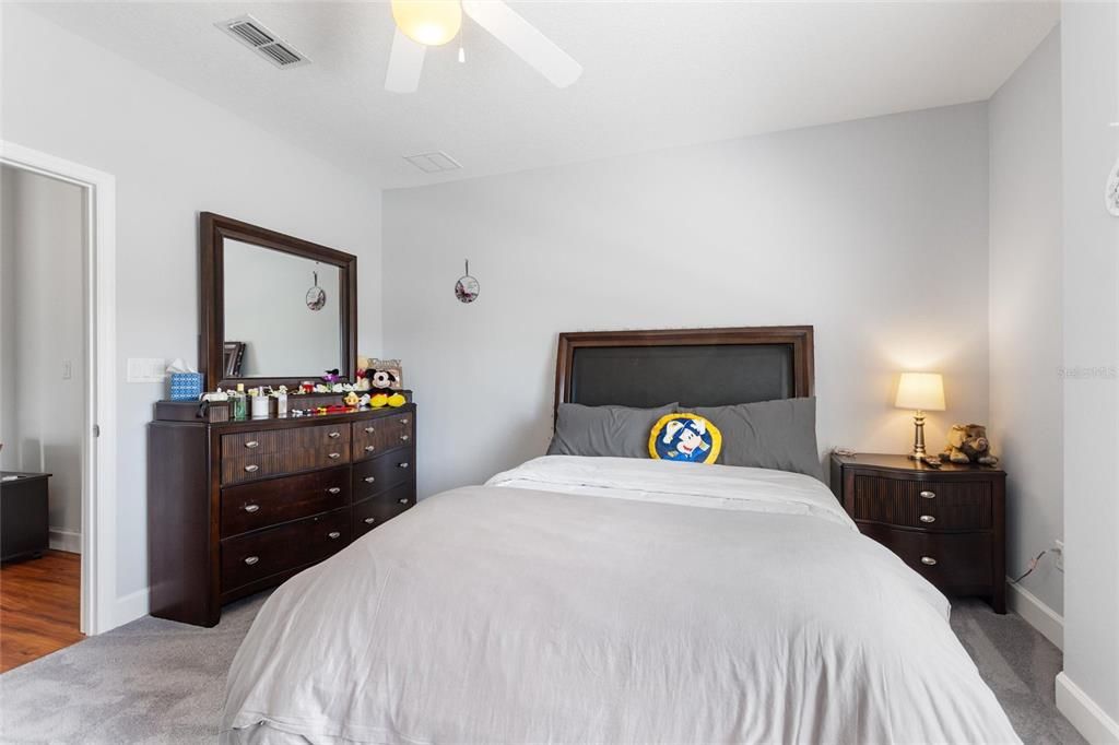 Activo con contrato: $425,000 (3 camas, 2 baños, 2085 Pies cuadrados)