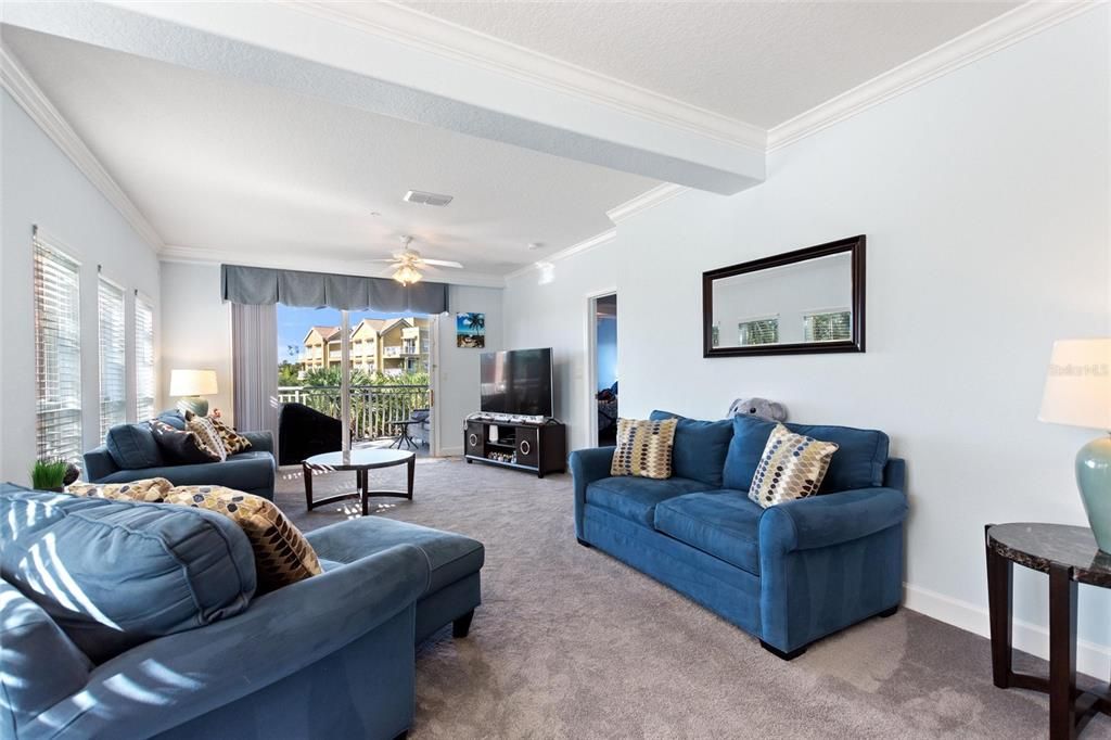 Activo con contrato: $425,000 (3 camas, 2 baños, 2085 Pies cuadrados)