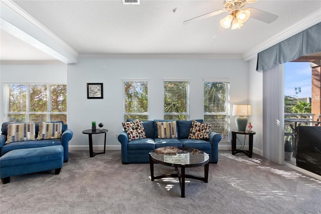 Activo con contrato: $425,000 (3 camas, 2 baños, 2085 Pies cuadrados)